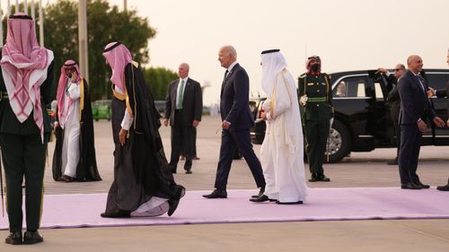 Tổng thống Mỹ Joe Biden đặt chân đến Jeddah hồi tháng 7. Chào đón ông dưới chân máy bay là thị trưởng Mecca và đại sứ Saudi Arabia tại Mỹ. Ảnh: New York Times.
