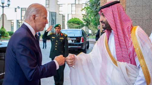 Cái cụng tay gây chú ý giữa Tổng thống Joe Biden và Thái tử Mohammed bin Salman. Ảnh: Reuters.