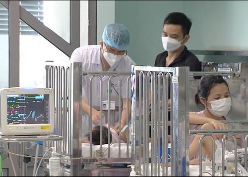 Bệnh nhi được điều trị tại khu vực cách ly. Ảnh: Báo Người Lao Động.