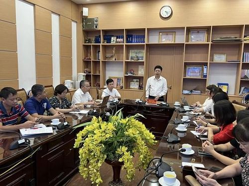 Các đại biểu tại cuộc họp về công tác thu dung, điều trị bệnh nhi mắc Adenovirus. (Ảnh: L.H/Vietnam+)