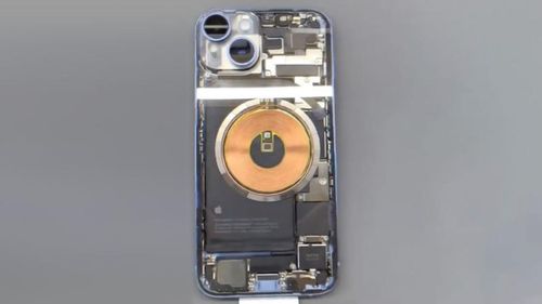 Chiếc iPhone 14 được "độ" mặt lưng trong suốt. Ảnh: Fix Apple/Twitter.