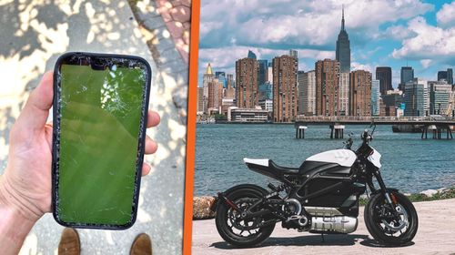  Chiếc iPhone 14 Pro Max của Sonders bị vỡ màn hình sau khi rơi khỏi môtô. Ảnh: Douglas Sonders. 
