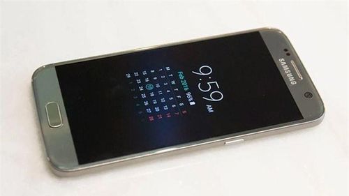 Năm 2016, Samsung giới thiệu màn hình luôn bật (Always-On) cùng với Galaxy Note 7. Nó xuất hiện trên màn hình khóa của máy, hiển thị thời gian, lịch, thông báo và một số tùy chọn. Thậm chí người dùng có thể ghi chú bằng S-Pen trên giao diện này mà không cần kích hoạt màn hình đầy đủ. Samsung, cùng với Google, OnePlus và một loạt nhà sản xuất Android, tiếp tục sử dụng màn hình luôn bật trên các thiết bị của mình và bổ sung thêm nhiều tính năng khác. Apple đi sau, tuy nhiên, như thường lệ, họ có cách hoàn thiện Always-On trên iPhone 14 tối ưu hơn, hỗ trợ chuyển đổi qua lại giữa các thiết lập màn hình khóa khác nhau. Ảnh: Gizmodo.