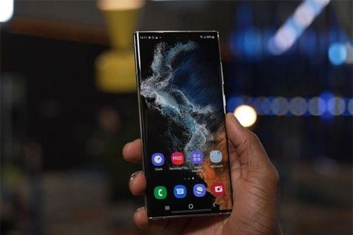 Flagship Android đã có tần số quét màn hình động trong vài năm qua, đặc biệt khi có nhiều nhà sản xuất sử dụng màn hình 120 Hz. Tuy nhiên, tần số quét cao đi kèm với việc giảm tuổi thọ pin. Do đó, các OEM Android dùng tần số quét động để cắt giảm năng lượng tiêu thụ. OnePlus 9 Pro là một trong những flagship Android tiên phong đưa tần số quét xuống 1 Hz để tiết kiệm pin. Một số smartphone mới nhất của Samsung, bao gồm cả Galaxy S22 Ultra, cũng cung cấp tính năng này. Apple giới thiệu màn hình tần số quét động ProMotion trên iPhone 13 Pro và Pro Max, nhưng bị giới hạn ở mức tối thiểu 24 Hz. Năm nay, iPhone 14 Pro có thể giảm xuống mức 1 Hz để có màn hình luôn bật. Ảnh: Sam Mobile.