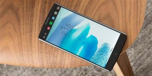 Sau khi Apple giới thiệu iPhone 14 series trong sự kiện "Far Out", Dynamic Island trở thành tâm điểm bàn tán. Không thể phủ nhận Apple khéo léo tận dụng phần khuyết từng bị người dùng trên Android phàn nàn. Tuy nhiên, họ không phải là công ty đầu tiên nảy sinh ý tưởng khai thác phần khuyết. Năm 2015, LG V10 giới thiệu cụm camera kép phía trước, ý tưởng về màn hình phụ cũng xuất hiện. Việc trang bị màn hình phụ, luôn hiển thị các thông tin cơ bản (ngày, giờ), bật, tắt những cài đặt cơ bản ngay cả khi màn hình khóa đem đến sự tiện lợi lớn. Thiết kế được đánh giá đột phá và nếu so sánh với Dynamic Island, có thể thấy LG đã đi trước thời đại. Ảnh: Gizmodo.