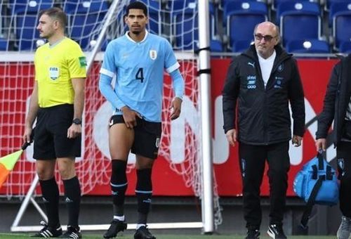 Ronald Araujo là cầu thủ mới nhất của Barcelona bị chấn thương khi về thi đấu cho đội tuyển quốc gia