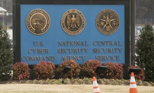 Cơ quan An ninh Quốc gia (NSA) và Dịch vụ An ninh Trung tâm tại lối vào trụ sở NSA.