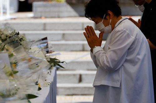 Hai bàn đặt hoa viếng được bố trí tại Công viên Kudanzaka, gần võ đạo quán Nippon Budokan ở trung tâm Tokyo