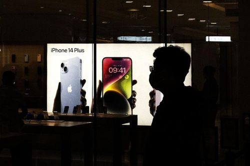 Người dùng xếp hàng mua iPhone 14 mới tại Apple Store ở Vũ Hán. Ảnh: Getty Images.
