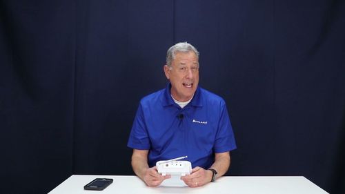  Ông Bruce Jones, chuyên gia tại công ty sản xuất thiết bị liên lạc Midland Radio. Ảnh: MidlandUSA. 