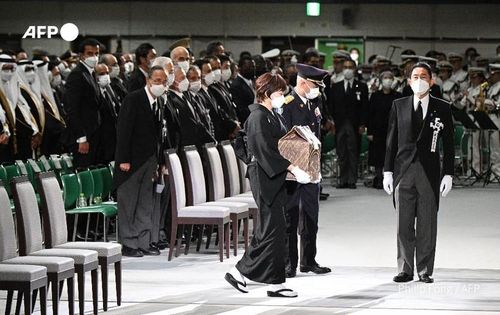 Bà Akie Abe, phu nhân của ông Abe, ôm hũ đựng tro cốt của chồng tiến vào Lễ đường Nippon Budokan.