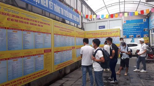 Lao động đến tìm thông tin tại Trung tâm Dịch vụ việc làm Hà Nội.