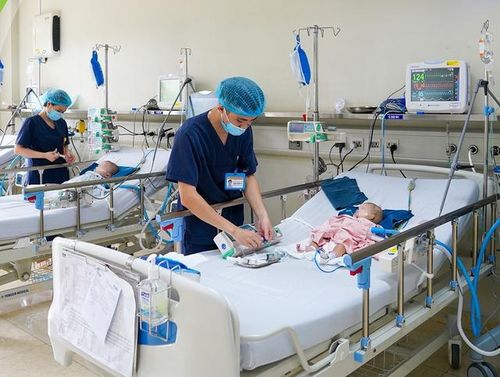 Trẻ nhiễm virus Adeno đang được điều trị tại bệnh viện. (Ảnh: BVNTW)