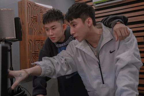 Trong thời gian đầu quân về công ty, Kay Trần từng ra mắt MV Nắm đôi bàn tay. FBNV