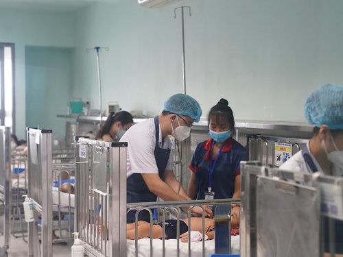  Chăm sóc bệnh nhi mắc Adenovirus tại Bệnh viện Nhi trung ương.
