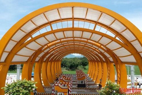 Trạm thu phí trên cao tốc Vân Đồn-Móng Cái được trang bị thu phí hệ thống tự động không dừng.