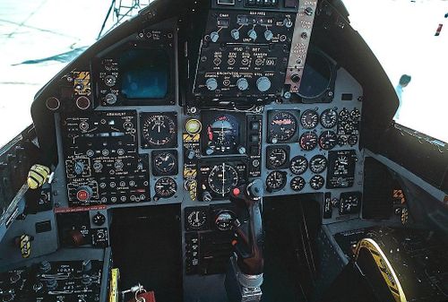Buồng lái được trang bị hệ thống điện tử hiện đại của F-15. Ảnh: Wiki