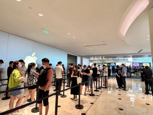  Hàng dài người xếp hàng chờ mua iPhone 14 ở Thâm Quyến trong ngày đầu mở bán. Ảnh: SCMP. 
