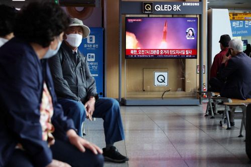  Người dân thủ đô Seoul (Hàn Quốc) theo dõi thông tin về vụ thử tên lửa của Triều Tiên tại một ga tàu. Ảnh: Reuters. 