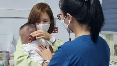 Trẻ mắc bệnh về hô hấp điều trị tại bệnh viện ở Hà Nội. Ảnh: Ngọc Trang