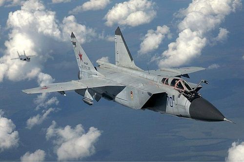 Nhưng phiên bản máy bay MiG-25 cải tiến với tốc độ Mach 3,2 cuối cùng đã bị hủy bỏ, do Quân đội Liên Xô tập trung vào phát triển máy bay đánh chặn MiG-31 mới hơn, có khả năng chiến đấu tốt hơn và các máy bay kế nhiệm của nó là MiG-31M và MiG 701.