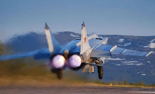 Đánh giá về hiệu suất hoạt động của MiG-25 Foxbat cho thấy, nhiều trường hợp MiG-25 đã chứng tỏ bán kính chiến đấu của nó xa hơn những dự đoán của nhà báo người Anh Bill Sweetman khoảng 500%; hoàn toàn không giống như những lời bàn tán trước đó của phương Tây.