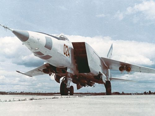 Có lẽ minh chứng rõ ràng nhất về khả năng hoạt động của Foxbat là vào giữa năm 1975, khi một máy bay trinh sát MiG-25RB của Không quân Liên Xô, được bố trí trên lãnh thổ Ba Lan, để triển khai để theo dõi các hoạt động của NATO đã bay đến các cảng Bắc Âu trên khu vực Đại Tây Dương.