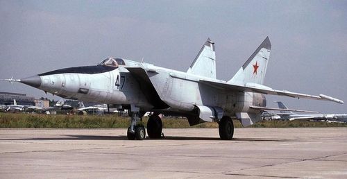 MiG-25 là loại chiến đấu cơ đầu tiên trong thế hệ máy bay chiến đấu hạng nặng mới của Liên Xô, có thể bay cao hơn và nhanh hơn nhiều, mang theo trọng tải vũ khí lớn hơn và sử dụng các radar mạnh hơn so với các đối tác hạng trung và hạng nhẹ của chúng như MiG-21 hay MiG-23 trước đó.