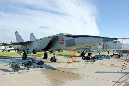 Những chiếc MiG-25 cuối cùng đã được rút khỏi Không quân Nga vào năm 2013; kế tiếp những chiếc MiG-25 “huyền thoại” là MiG-31 Foxhounds, thậm chí còn có tầm hoạt động xa hơn so với bất kỳ loại máy bay chiến đấu hoặc máy bay đánh chặn nào của phương Tây.