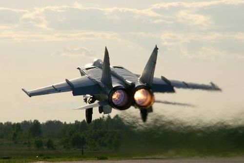 Trong biên chế của Không quân Ấn Độ, MiG-25 trong những năm 1980 đã bay sâu vào không phận Pakistan và chúng có một đặc điểm chung là đều bất khả xâm phạm và thậm chí phi công còn có thể tạo ra sự “bùng nổ âm thanh” đối với Pakistan, khi biết rằng máy bay F-16 của Pakistan không bao giờ có thể tiếp cận được họ.