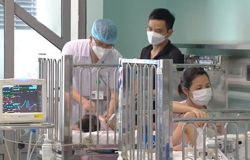 Điều trị cho trẻ nhiễm virus Adeno ở Bệnh viện Nhi Trung ương.