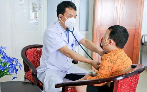 Các bác sĩ BV Sản nhi Nghệ An thăm khám cho bệnh nhi
