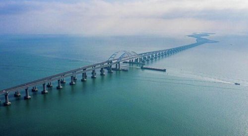 Cây cầu được khánh thành năm 2018, khoảng 4 năm sau khi Crimea sáp nhập Nga, và trở thành cây cầu dài nhất châu Âu.
