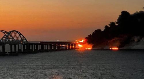 Hầu hết hoạt động vận chuyển binh sĩ và khí tài diễn ra thông qua cầu Crimea.