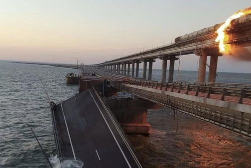 Cầu Crimea gồm hai đường chạy song song dành cho tàu hỏa và ô tô. Hai nhịp của phần cầu cho ô tô đã bị sập. Ảnh: D.M
