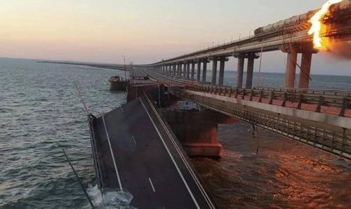 Hai nhịp cầu Kerch ở làn dành cho ô tô bị sập. Ảnh: The Drive.