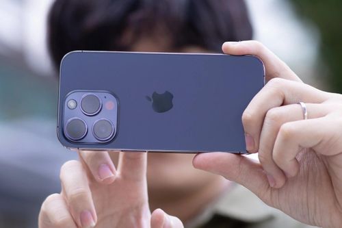 Giá chiếc iPhone 14 Pro khóa mạng rẻ hơn khoảng 10 triệu đồng so với bản thông thường. Ảnh: Phương Lâm.