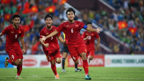 Công Phương ăn mừng cùng các đồng đội sau pha sút phạt thành bàn