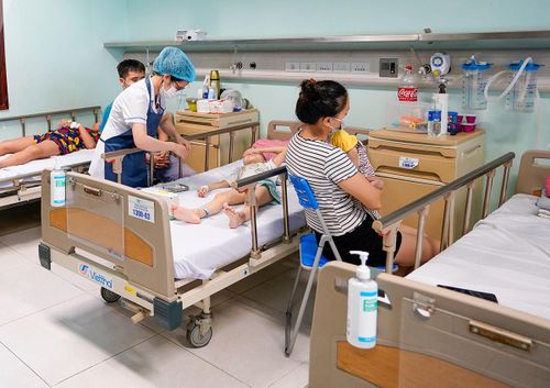 Trẻ nhập viện điều trị do nhiễm Adenovirus. Ảnh: PV
