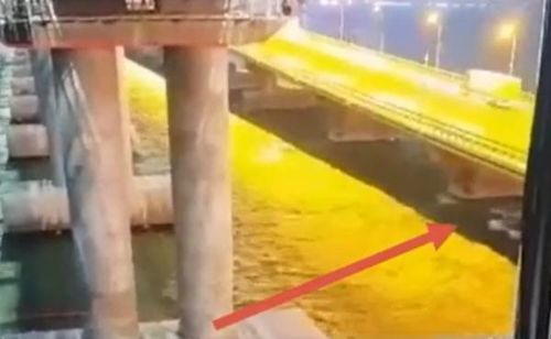 Vật thể lạ xuất hiện dưới gầm cầu Kerch ngay trước khi vụ nổ diễn ra chưa đầy 1 giây. Ảnh chụp màn hình.