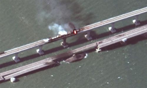 Hình ảnh vệ tinh chụp cầu Kerch hay còn gọi là cầu Crimea sau vụ nổ hôm 8/10. Ảnh: Reuters.