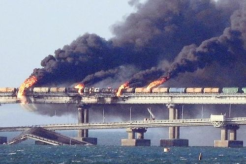 Khói bốc lên ngùn ngụt từ hiện trường vụ nổ trên cây cầu nối với Bán đảo Crimea ngày 8/10.