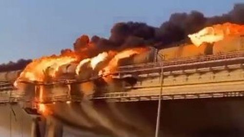 Đoàn tàu chở nhiên liệu trên cầu Crimea cháy ngùn ngụt sau vụ tấn công sáng 8/10.