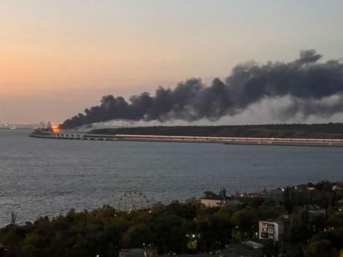 Cầu nối bán đảo Crimea hư hại sau vụ nổ - Ảnh: Reuters