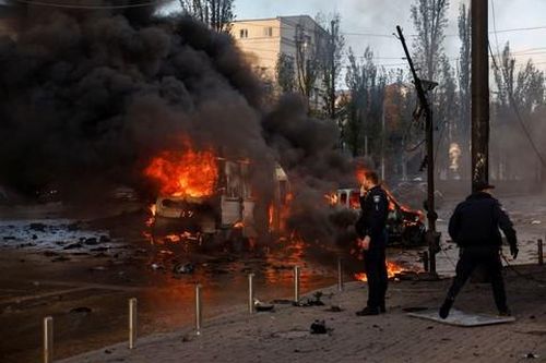 Các vụ nổ làm rung chuyển thủ đô thủ đô Kyiv của Ukraine - Ảnh: Reuters