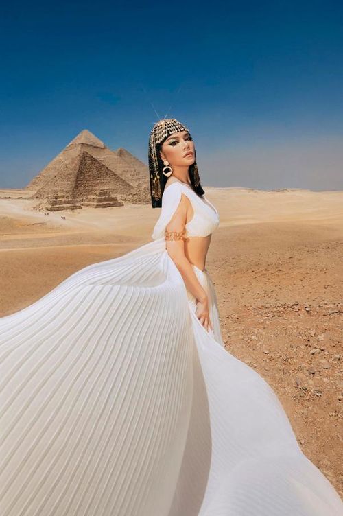 Lý Nhã Kỳ diện đầm hở eo màu trắng hóa thần thành Nữ hoàng Cleopatra.