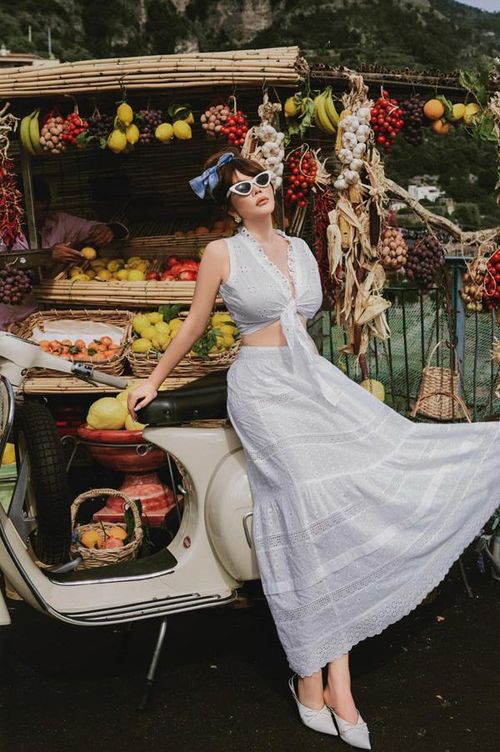 Ở một không gian khác, Lý Nhã Kỳ lại rất sexy khi biến hóa trang phục với gam màu trắng.