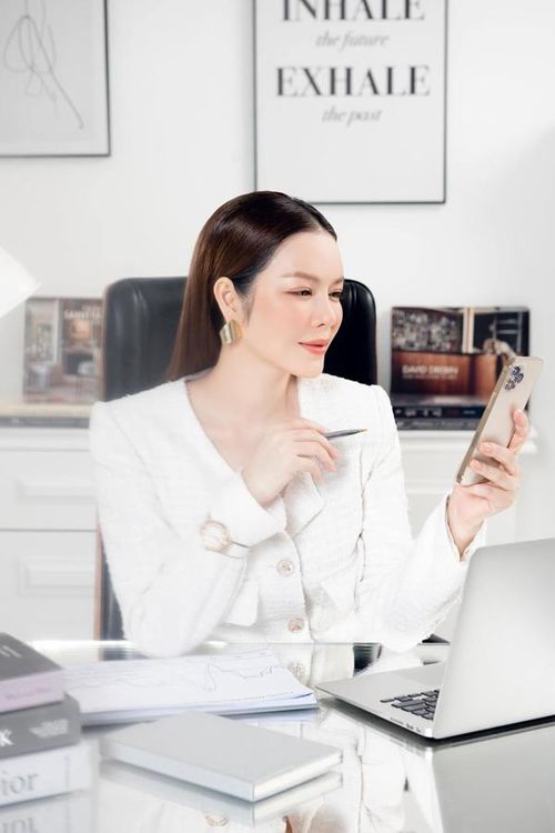 Đến môi trường công sở làm việc nghiêm túc, nữ diễn viên lại kín đáo nhẹ nhàng với vest sáng màu này.