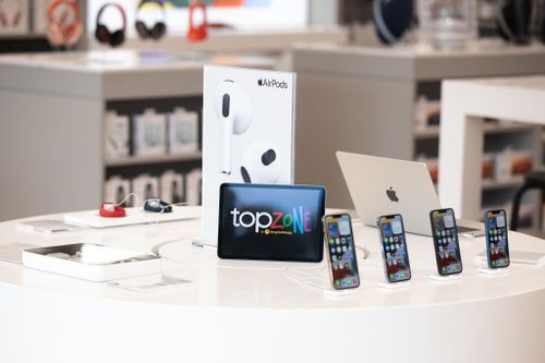  iPhone 14 sẽ tới tay khách hàng Việt từ 0h ngày 14/10. Ảnh: Phương Lâm. 