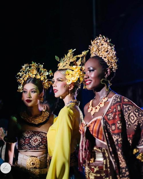 Thiên Ân trong trang phục truyền thống của Indonesia.
